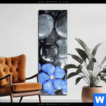 Acrylglasbild Blaue Blume Graue Steine Schmal Produktvorschau mit dem Bild Blaue Blume & Graue Steine im Format Schmal.