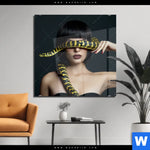 Acrylglasbild Frau Mit Gelber Schlange Quadrat Produktvorschau mit dem Bild Frau mit gelber Schlange im Format Quadrat.
