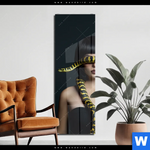 Acrylglasbild Frau Mit Gelber Schlange Schmal Produktvorschau mit dem Bild Frau mit gelber Schlange im Format Schmal.