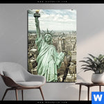 Acrylglasbild Freiheit Ueber Manhattan Hochformat Produktvorschau mit dem Bild Freiheit über Manhattan im Format Hochformat.