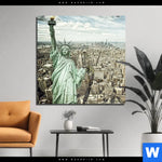 Acrylglasbild Freiheit Ueber Manhattan Quadrat Produktvorschau mit dem Bild Freiheit über Manhattan im Format Quadrat.