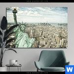 Acrylglasbild Freiheit Ueber Manhattan Querformat Produktvorschau mit dem Bild Freiheit über Manhattan im Format Querformat.