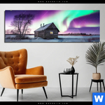 Acrylglasbild Nordlichter Ueber Einem Holzhaus Panorama Produktvorschau mit dem Bild Nordlichter über einem Holzhaus im Format Panorama.