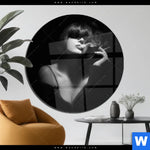 Acrylglasbild Rauchende Lady Rund Produktvorschau mit dem Bild Rauchende Lady im Format Rund.