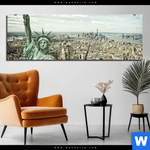 Alu Dibond Bild Freiheit Ueber Manhattan Panorama Produktvorschau mit dem Bild Freiheit über Manhattan im Format Panorama.