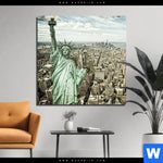 Alu Dibond Bild Freiheit Ueber Manhattan Quadrat Produktvorschau mit dem Bild Freiheit über Manhattan im Format Quadrat.