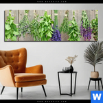 Alu Dibond Bild Frische Kraeuter An Holzstange Panorama Produktvorschau mit dem Bild Frische Kräuter an Holzstange im Format Panorama.