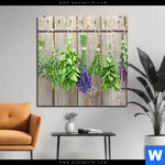 Alu Dibond Bild Frische Kraeuter An Holzstange Quadrat Produktvorschau mit dem Bild Frische Kräuter an Holzstange im Format Quadrat.