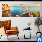 Alu Dibond Bild Kuestenlandschaft Mit Altem Baum Panorama Produktvorschau mit dem Bild Küstenlandschaft mit altem Baum im Format Panorama.