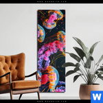 Alu Dibond Bild Leuchtende Quallen Unter Wasser Schmal Produktvorschau mit dem Bild Leuchtende Quallen unter Wasser im Format Schmal.