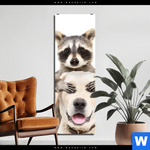 Alu Dibond Bild Lustige Waschbaeren Mit Hund Schmal Produktvorschau mit dem Bild Lustige Waschbären mit Hund im Format Schmal.