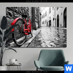 Alu Dibond Bild Rotes Fahrrad In Gasse Querformat Produktvorschau mit dem Bild Rotes Fahrrad in Gasse im Format Querformat.