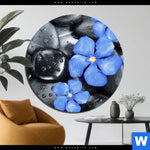 Aluminiumbild Gebürstet Blaue Blume Graue Steine Rund Produktvorschau mit dem Bild Blaue Blume & Graue Steine im Format Rund.