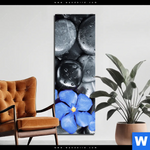 Aluminiumbild Gebürstet Blaue Blume Graue Steine Schmal Produktvorschau mit dem Bild Blaue Blume & Graue Steine im Format Schmal.