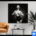 Aluminiumbild Gebürstet Dame Mit Zigarre Quadrat Produktvorschau mit dem Bild Dame mit Zigarre im Format Quadrat.