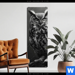 Aluminiumbild Gebürstet Duestere Eleganz Der Eule Schmal Produktvorschau mit dem Bild Düstere Eleganz der Eule im Format Schmal.