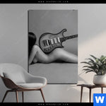 Aluminiumbild Gebürstet Frau Gitarre No 2 Hochformat Produktvorschau mit dem Bild Frau & Gitarre No.2 im Format Hochformat.