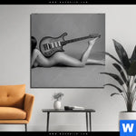 Aluminiumbild Gebürstet Frau Gitarre No 2 Quadrat Produktvorschau mit dem Bild Frau & Gitarre No.2 im Format Quadrat.