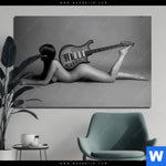 Aluminiumbild Gebürstet Frau Gitarre No 2 Querformat Produktvorschau mit dem Bild Frau & Gitarre No.2 im Format Querformat.