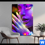 Aluminiumbild Gebürstet Frau Im Neonlicht Hochformat Produktvorschau mit dem Bild Frau im Neonlicht im Format Hochformat.