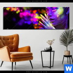 Aluminiumbild Gebürstet Frau Im Neonlicht Panorama Produktvorschau mit dem Bild Frau im Neonlicht im Format Panorama.