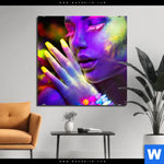 Aluminiumbild Gebürstet Frau Im Neonlicht Quadrat Produktvorschau mit dem Bild Frau im Neonlicht im Format Quadrat.