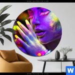 Aluminiumbild Gebürstet Frau Im Neonlicht Rund Produktvorschau mit dem Bild Frau im Neonlicht im Format Rund.