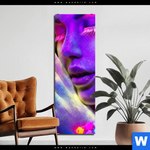 Aluminiumbild Gebürstet Frau Im Neonlicht Schmal Produktvorschau mit dem Bild Frau im Neonlicht im Format Schmal.