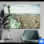 Aluminiumbild Gebürstet Freiheit Ueber Manhattan Querformat Produktvorschau mit dem Bild Freiheit über Manhattan im Format Querformat.