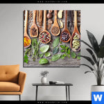 Aluminiumbild Gebürstet Gewuerze Auf Holzloeffeln Quadrat Produktvorschau mit dem Bild Gewürze auf Holzlöffeln im Format Quadrat.