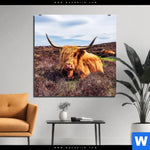 Aluminiumbild Gebürstet Grasendes Hochlandrind Quadrat Produktvorschau mit dem Bild Grasendes Hochlandrind im Format Quadrat.