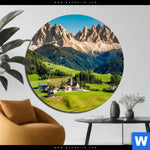 Aluminiumbild Gebürstet Idyllisches Dorf In Den Bergen Rund Produktvorschau mit dem Bild Idyllisches Dorf in den Bergen im Format Rund.