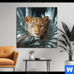 Aluminiumbild Gebürstet Leopard Zwischen Blaettern Quadrat Produktvorschau mit dem Bild Leopard zwischen Blättern im Format Quadrat.
