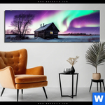 Aluminiumbild Gebürstet Nordlichter Ueber Einem Holzhaus Panorama Produktvorschau mit dem Bild Nordlichter über einem Holzhaus im Format Panorama.