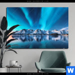 Aluminiumbild Gebürstet Nordlichter Und Schneebedeckte Berge Querformat Produktvorschau mit dem Bild Nordlichter und schneebedeckte Berge im Format Querformat.
