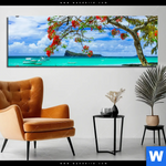 Aluminiumbild Gebürstet Rote Blueten Und Tuerkisfarbenes Meer Panorama Produktvorschau mit dem Bild Rote Blüten und Türkisfarbenes Meer im Format Panorama.