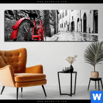 Aluminiumbild Gebürstet Rotes Fahrrad In Gasse Panorama Produktvorschau mit dem Bild Rotes Fahrrad in Gasse im Format Panorama.