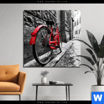 Aluminiumbild Gebürstet Rotes Fahrrad In Gasse Quadrat Produktvorschau mit dem Bild Rotes Fahrrad in Gasse im Format Quadrat.