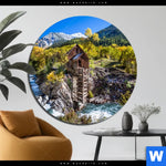 Aluminiumbild Gebürstet Waldhuette Am Fluss Rund Produktvorschau mit dem Bild Waldhütte am Fluss im Format Rund.