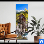 Aluminiumbild Gebürstet Waldhuette Am Fluss Schmal Produktvorschau mit dem Bild Waldhütte am Fluss im Format Schmal.