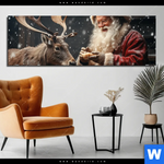 Aluminiumbild Gebürstet Weihnachtsmann Fuettert Rentier Panorama Produktvorschau mit dem Bild Weihnachtsmann füttert Rentier im Format Panorama.