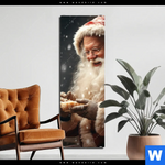 Aluminiumbild Gebürstet Weihnachtsmann Fuettert Rentier Schmal Produktvorschau mit dem Bild Weihnachtsmann füttert Rentier im Format Schmal.