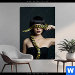 Bild Edelstahloptik Frau Mit Gelber Schlange Hochformat Produktvorschau mit dem Bild Frau mit gelber Schlange im Format Hochformat.
