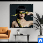 Bild Edelstahloptik Frau Mit Gelber Schlange Quadrat Produktvorschau mit dem Bild Frau mit gelber Schlange im Format Quadrat.