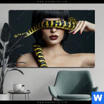 Bild Edelstahloptik Frau Mit Gelber Schlange Querformat Produktvorschau mit dem Bild Frau mit gelber Schlange im Format Querformat.