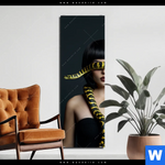 Bild Edelstahloptik Frau Mit Gelber Schlange Schmal Produktvorschau mit dem Bild Frau mit gelber Schlange im Format Schmal.