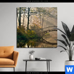 Bild Edelstahloptik Idyllischer Wald Mit Bruecke Quadrat Produktvorschau mit dem Bild Idyllischer Wald mit Brücke im Format Quadrat.