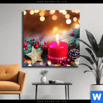 Leinwandbild Adventskerze Mit Weihnachtsschmuck Quadrat Produktvorschau mit dem Bild Adventskerze mit Weihnachtsschmuck im Format Quadrat.
