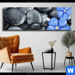 Leinwandbild Blaue Blume Graue Steine Panorama Produktvorschau mit dem Bild Blaue Blume & Graue Steine im Format Panorama.