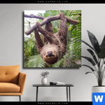 Leinwandbild Faultier Streckt Zunge Raus Quadrat Produktvorschau mit dem Bild Faultier streckt Zunge raus im Format Quadrat.